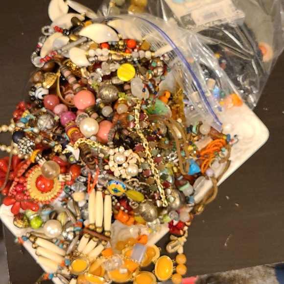 5 pounds of beaded and vintage jewelry - Picture 10 of 12
